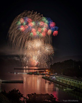 浦富海岸の夜空に広がる花火